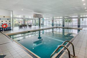 Bazén v ubytování Super 8 by Wyndham Macleod Trail Calgary nebo v jeho okolí
