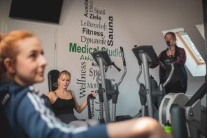 a man and a woman in a gym at Gästehaus am schmalen See UG haftungsbeschränkt in Lauchhammer