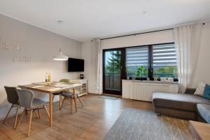 Una sala de estar con una mesa de comedor y un sofá. en 2-Zimmer Ferienwohnung Am Waldrand, en Schönwald