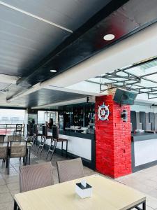 Un restaurante con un reloj en una pared de ladrillo rojo. en Executive Staycation, en Ángeles 15 fotos más