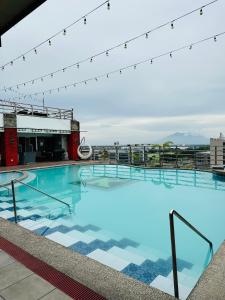 una gran piscina en la parte superior de un edificio en Executive Staycation, en Ángeles
