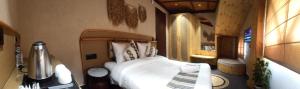 Himalayan Hobbit House客房内的一张或多张床位