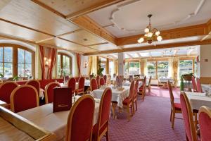 A restaurant or other place to eat at Hotel Alpenpanorama