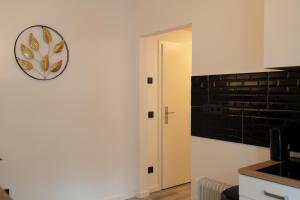 une cuisine avec une horloge murale dans l'établissement Business Apartment 5 Essen, à Essen