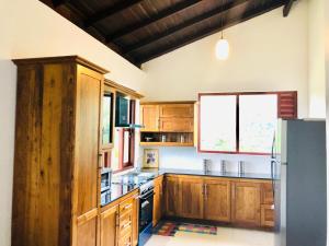Η κουζίνα ή μικρή κουζίνα στο Hillcrest Holiday Home -Kandy