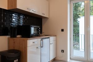 La cuisine est équipée d'un four micro-ondes et d'un réfrigérateur. dans l'établissement Business Apartment 5 Essen, à Essen