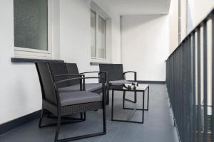 un patio avec des chaises et une table sur un balcon dans l'établissement Business Apartment 5 Essen, à Essen