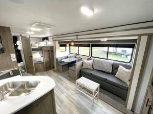 Posezení v ubytování RV located on private property, providing access to the Guadalupe River, accommodates up to 5 guests