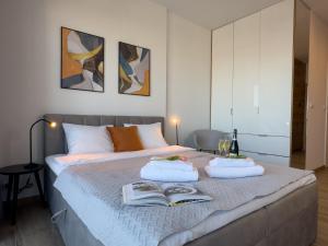 Postel nebo postele na pokoji v ubytování URBAN APARTMENTS GLOBAL SKYLINE RAFAEL CENTRUM , 17th Floor No 22, Free Garage, Self Check-in, No Deposit