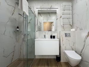 Koupelna v ubytování URBAN APARTMENTS GLOBAL SKYLINE RAFAEL CENTRUM , 17th Floor No 22, Free Garage, Self Check-in, No Deposit + 16 fotografií
