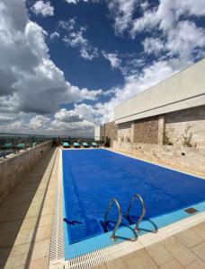 una piscina en la azotea de un edificio en A cozy and elegant apartment, en Nairobi