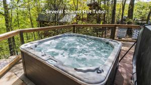 加特林堡The Mulberry in Treehouse Grove at Norton Creek的相册照片