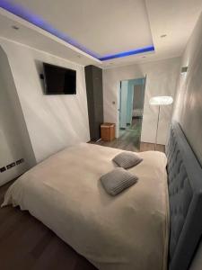 a bedroom with a large bed with a blue ceiling at Covent Garden two bedroom flat in London