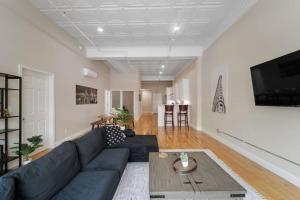 A television and/or entertainment centre at Hip Dtwn Apt With Arcade And Gym