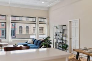 A seating area at Hip Dtwn Apt With Arcade And Gym