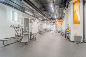 Fitness centrum a/nebo fitness zařízení v ubytování Hip Dtwn Apt With Arcade And Gym