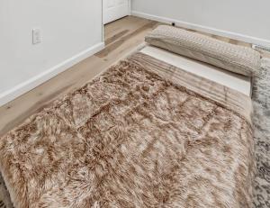A bed or beds in a room at Hip Dtwn Apt With Arcade And Gym