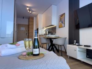 TV a/nebo společenská místnost v ubytování URBAN APARTMENTS GLOBAL SKYLINE RAFAEL CENTRUM , 17th Floor No 22, Free Garage, Self Check-in, No Deposit