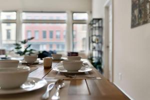 Coffee and tea making facilities at Hip Dtwn Apt With Arcade And Gym