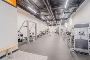 The fitness centre and/or fitness facilities at Hip Dtwn Apt With Arcade And Gym