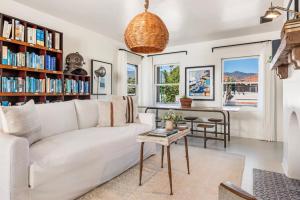 Χώρος καθιστικού στο The Library Suite - The Marlowe Boutique Hotel