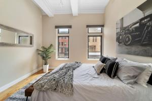 A bed or beds in a room at Hip Dtwn Apt With Arcade And Gym