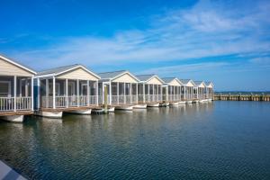 eine Reihe von Häusern auf einem Dock am Wasser in der Unterkunft Blufin Bungalows & Marina in Chincoteague + 17 Fotos
