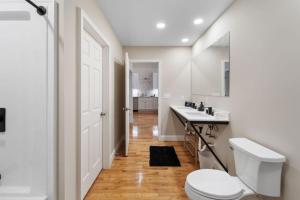 A bathroom at Hip Dtwn Apt With Arcade And Gym