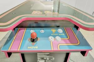 Hip Dtwn Apt With Arcade And Gym játékterme