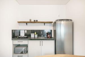 A cozinha ou cozinha compacta de Banzai Brava Suítes