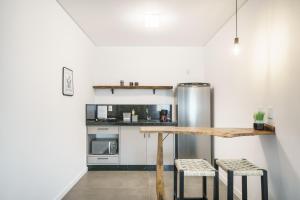 A cozinha ou cozinha compacta de Banzai Brava Suítes