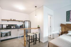 A cozinha ou cozinha compacta de Banzai Brava Suítes