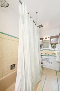 Bilik mandi di The Patio Suite - The Marlowe Boutique Hotel +43 gambar