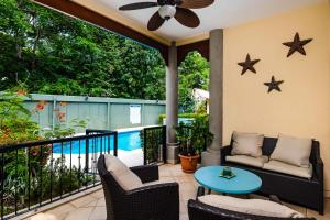 Bazén v ubytování Beach-Walkable Poolside Condo nebo v jeho okolí