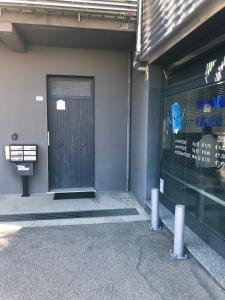 een deur aan de zijkant van een gebouw bij Case VacanzeRò in Ravenna +26 foto's