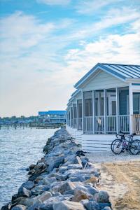 ein Haus mit einem Fahrrad neben dem Wasser in der Unterkunft Blufin Bungalows & Marina in Chincoteague