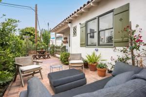 Ruang duduk di The Patio Suite - The Marlowe Boutique Hotel