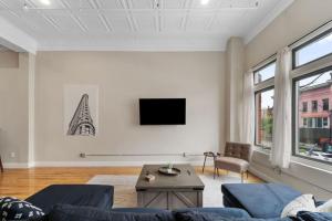 A television and/or entertainment centre at Hip Dtwn Apt With Arcade And Gym