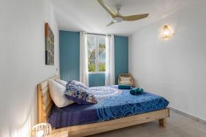 En eller flere senge i et værelse på Sandy beach apartment, 2 bdr right on the beach! + 54 billeder