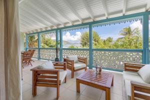 En balkon eller terrasse på Sandy beach apartment, 2 bdr right on the beach!