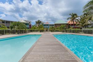 Swimmingpoolen hos eller tæt på Sandy beach apartment, 2 bdr right on the beach!