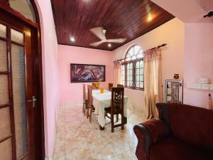 Ruang duduk di Suite by Rivinson