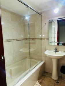 Bilik mandi di Hotel Continental Lima