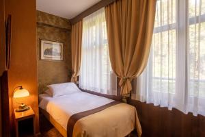 Rúm í herbergi á David Boutique Hotel
