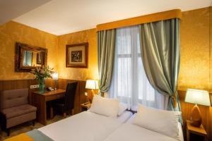 Rúm í herbergi á David Boutique Hotel