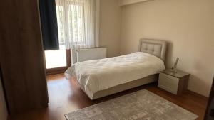 Giường trong phòng chung tại Corner Luxury Suit