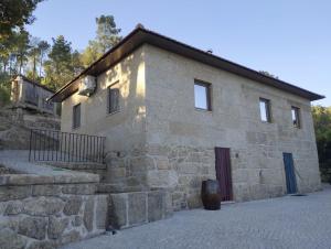 ein Steingebäude mit einer Treppe, die dorthin führt in der Unterkunft Casa do Reguengo, Freigil in Resende