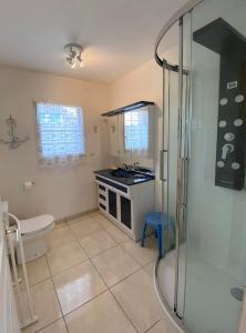 Ένα μπάνιο στο CARANTEC FAMILY HOME WITH GARDEN 8 people +15 φωτογραφίες