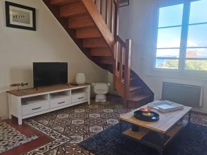 Televízia a/alebo spoločenská miestnosť v ubytovaní Ti Laouen - maison cocooning vue mer