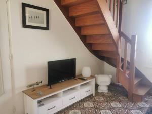 Televízia a/alebo spoločenská miestnosť v ubytovaní Ti Laouen - maison cocooning vue mer